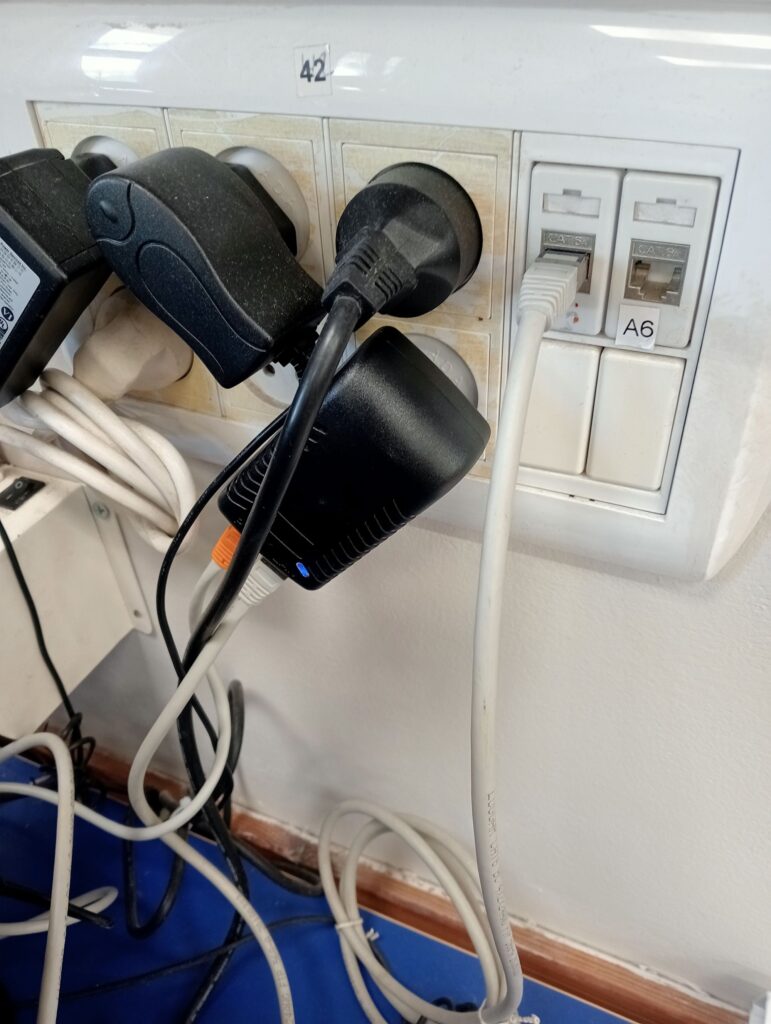 נקודת רשת פיזית (שקע RJ45) בסמוך למחשב