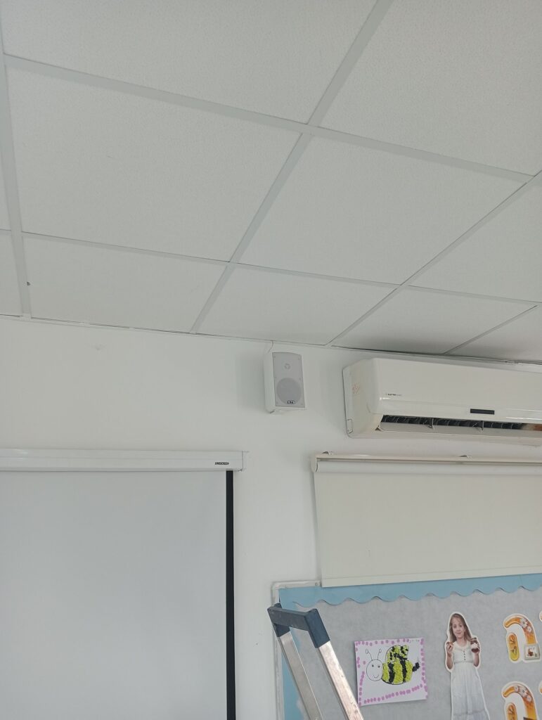 הרמקולים המוגברים הוצבו בסמוך למסך כדי להתאים את מקור השמע לאזור הצפייה