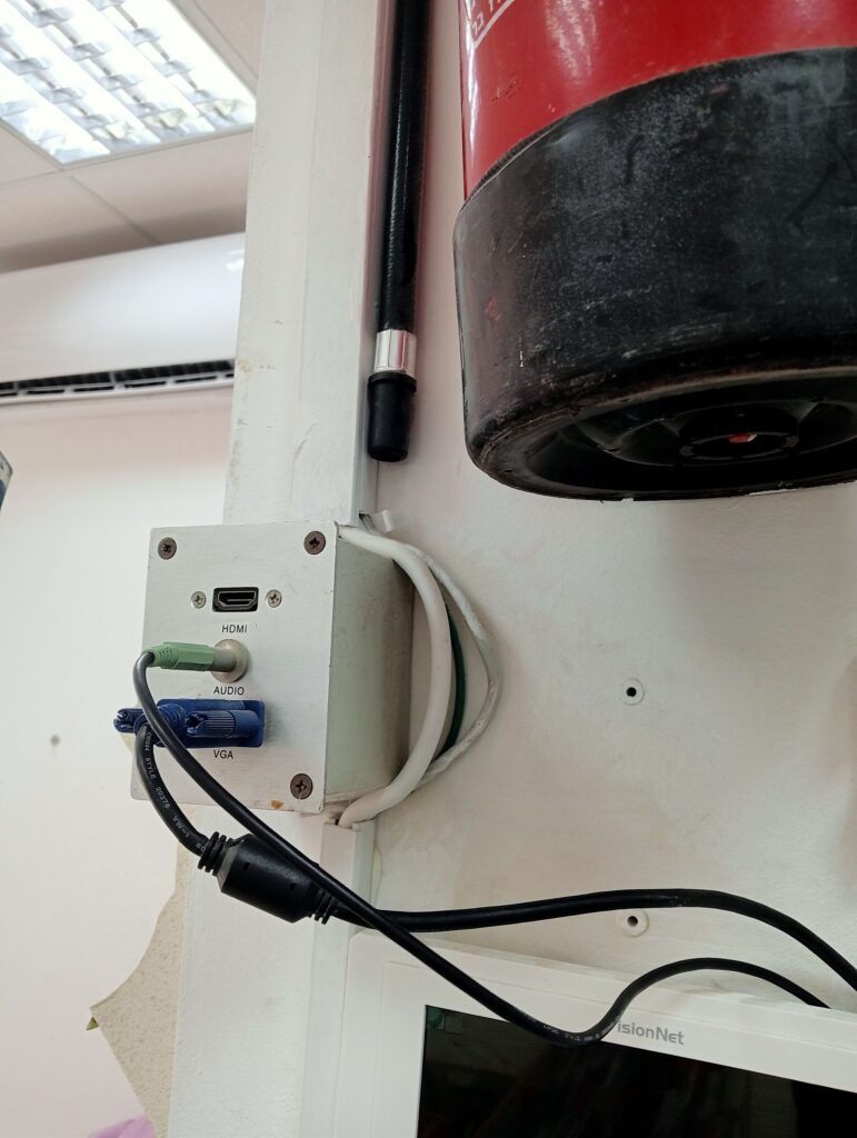 קופסת החיבורים שהייתה ממוקמת בסמוך למחשב
