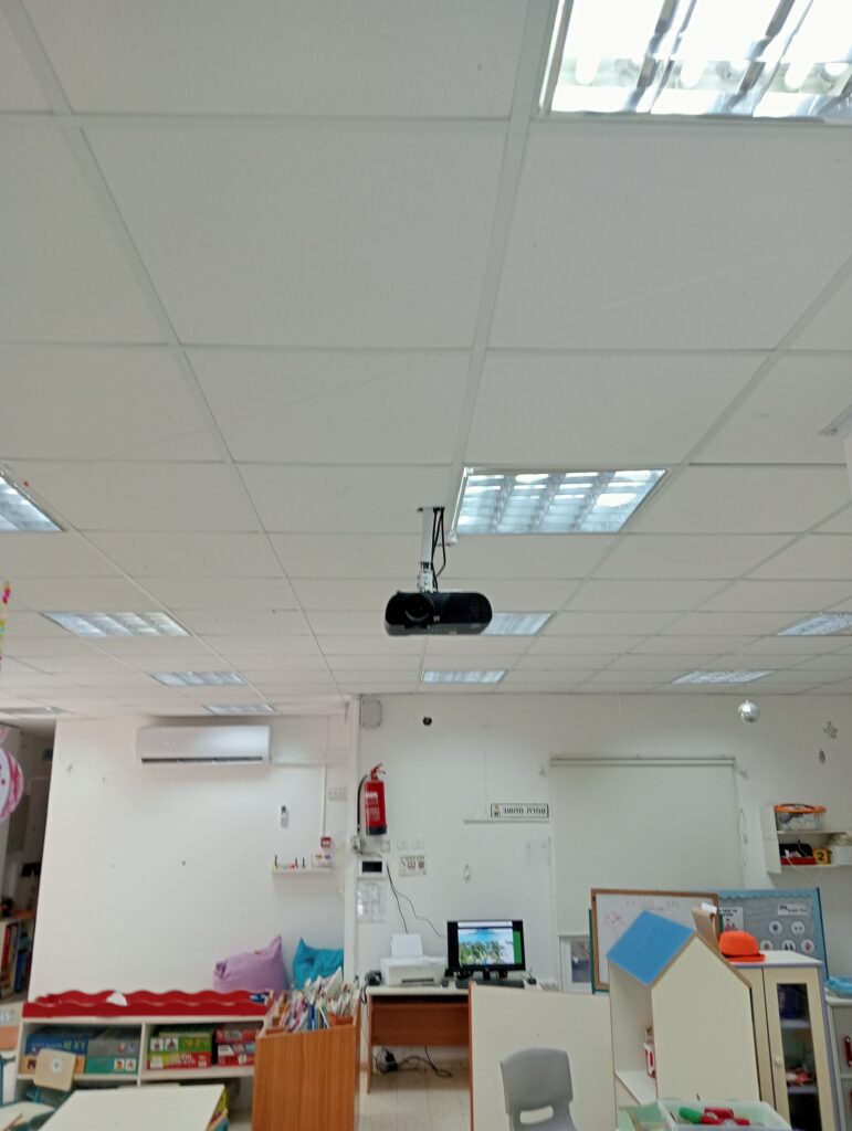 התקנת רמקולים מוגברים למקרן בגן ילדים