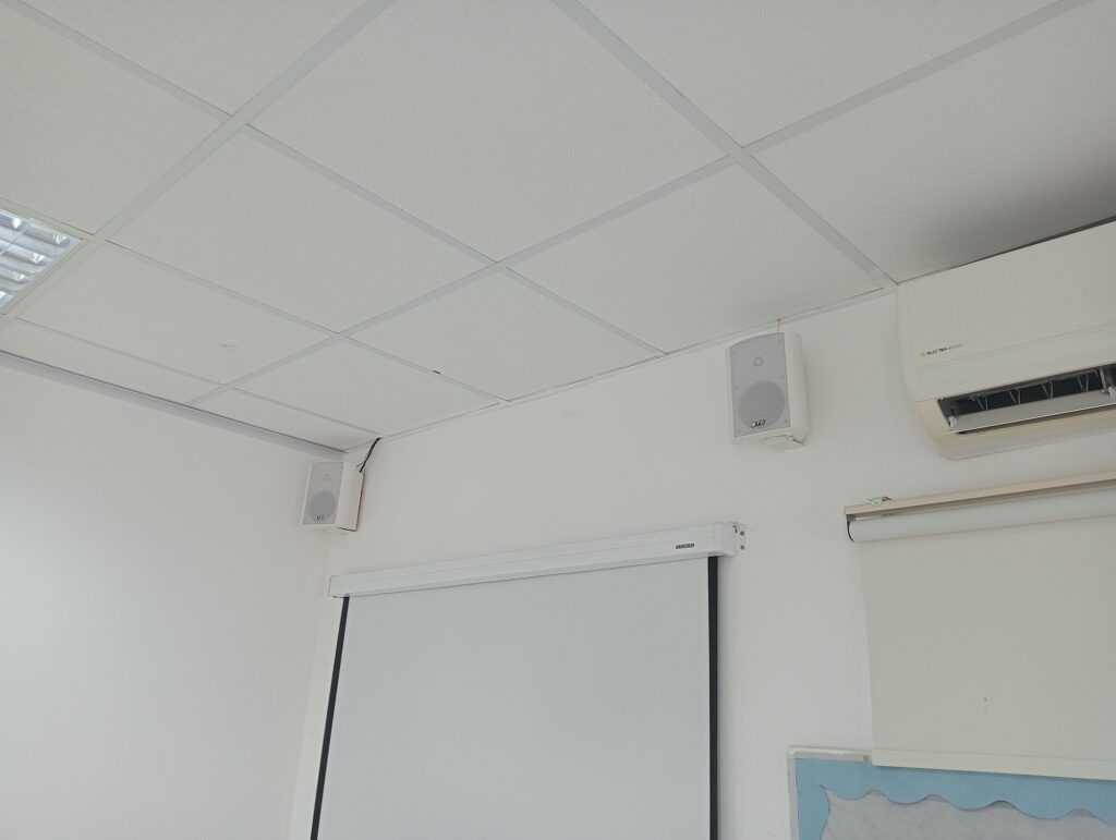 רמקולים מוגברים ליד המסך – התקנת רמקולים למקרן בגן ילדים