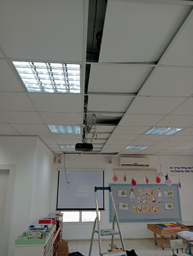השחלת כבלים בתקרה האקוסטית
